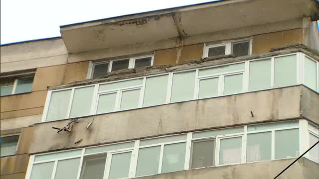 O balustrada de beton de 8 metri si 2 tone s-a desprins dintr-un balcon si a cazut peste o masina, in Capitala