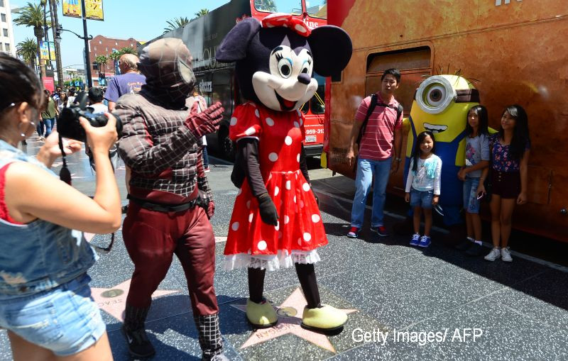 O femeie de 70 de ani se imbraca zilnic intr-un costum de Minnie Mouse pentru o cauza nobila. De ce are nevoie de bani