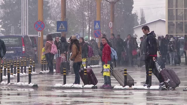 Din cauza zapezii, trenurile si avioanele au avut intarzieri si de 5 ore. Turistii straini, luati prin surprindere