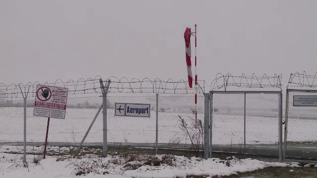 Ninsori abundente în Amsterdam. Peste 100 de zboruri au fost anulate