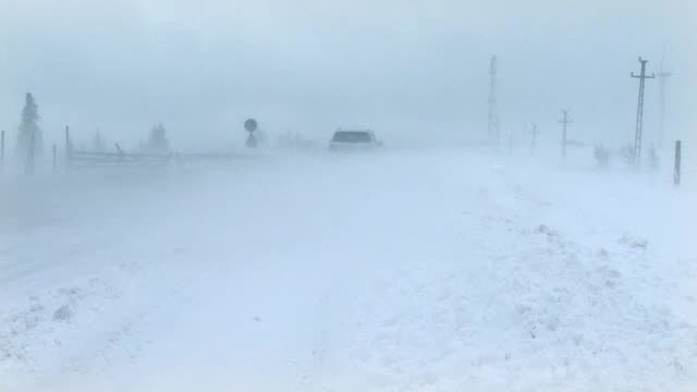 Ninsori si viscol ca in plina iarna: sosele blocate si mii de case ramase fara curent. Vineri, vremea rea va lovi din nou
