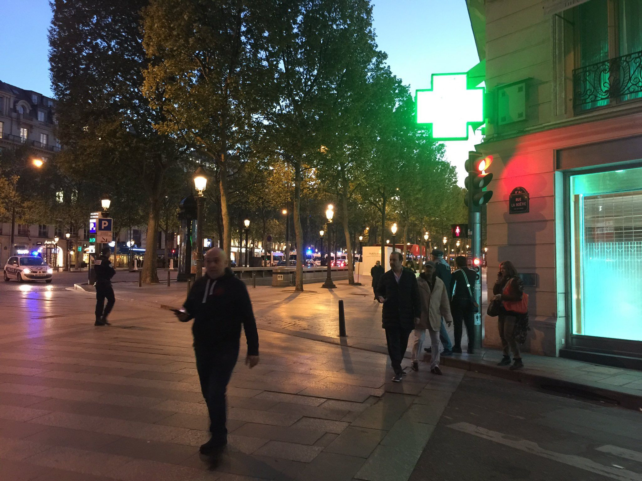 Atac terorist pe Champs-Elysees, cu trei zile inainte de alegerile prezidentiale. Statul Islamic a revendicat atentatul.VIDEO