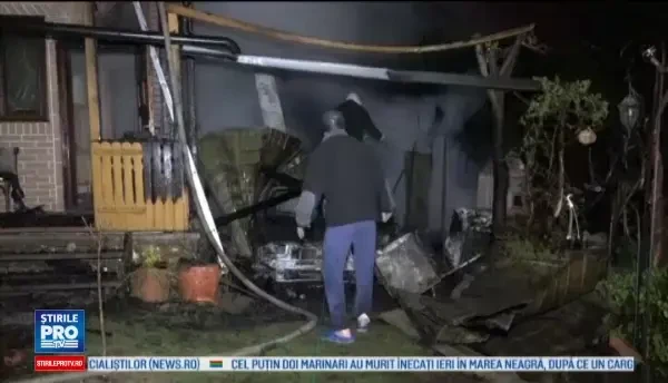 Cabana distrusa de flacari, la Ipotesti, dupa ce o masina din garaj a luat foc. O gravida in 9 luni a facut un atac de panica
