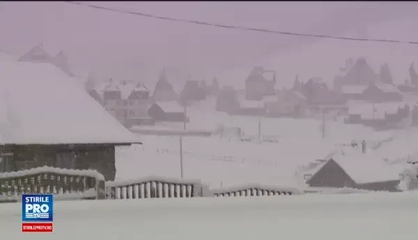 Ne pregatim de 1 mai, dar in multe orase a venit iarna. In Brasov oamenii inoata prin nameti: Nici de Craciun nu a fost asa