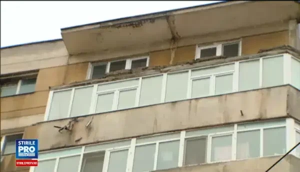 O balustrada de beton de 8 metri si 2 tone s-a desprins dintr-un balcon si a cazut peste o masina, in Capitala