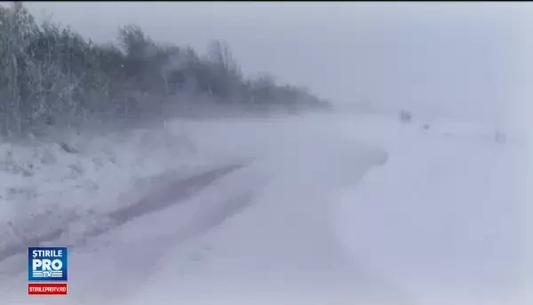 Ninsori si viscol ca in plina iarna: sosele blocate si mii de case ramase fara curent. Vineri, vremea rea va lovi din nou