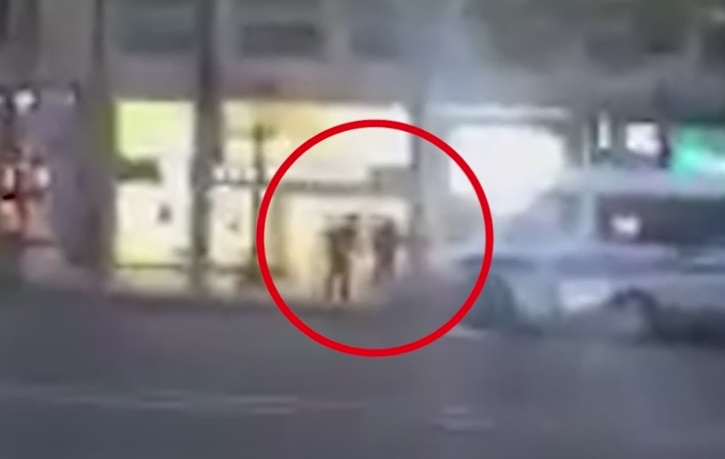 Momentul in care atacatorul din Paris este impuscat de fortele de securitate. In 2001 a incercat sa omoare alti politisti