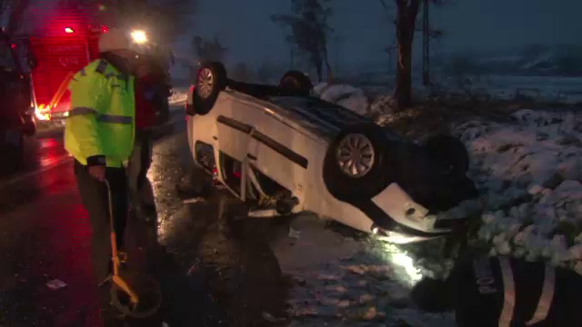 Accident mortal intre Bacau si Vaslui, din cauza zapezii de pe sosea. Soferul a pierdut directia si a intrat intr-un copac