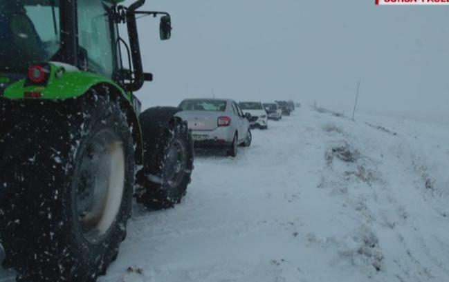 Masini blocate in nameti, copaci cazuti si localitati fara curent, dupa 2 zile de ninsori. Drumurile nationale inchise