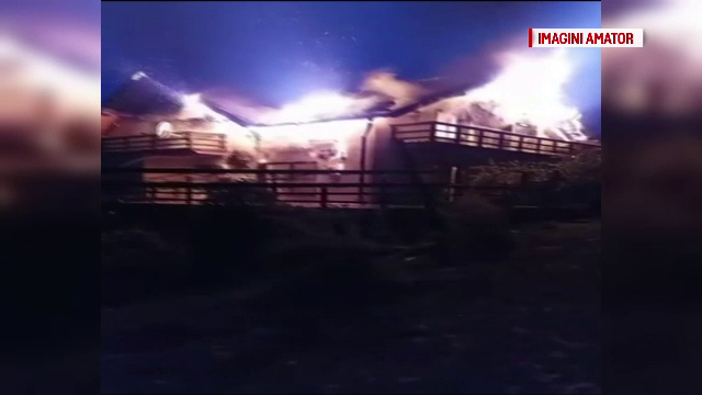 Casa de vacanta din Arges, complet distrusa intr-un incendiu violent. Flacarile ar fi pornit de la semineu