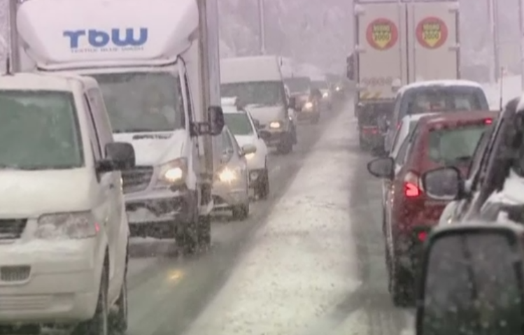 Haos pe drumuri, in aer sau pe calea ferata din cauza viscolului. Lista drumurilor inchise si a zborurilor anulate