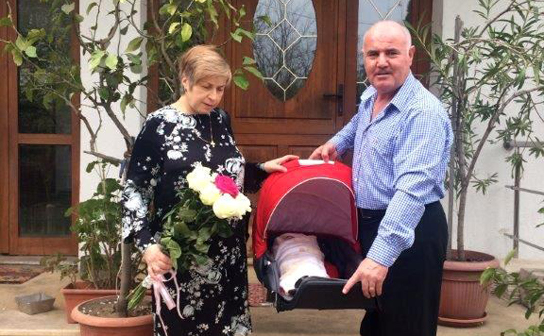 Mama lui Andrei Buca, tanarul de 29 de ani mort in incendiul de la Colectiv, a nascut o fetita la 52 de ani