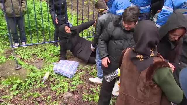 Slujba de Izvorul Tamaduirii, prilej pentru pelerini de a-si arunca vorbe "de bine". "Fir-ar a dracu, m-a impins nenorocita"