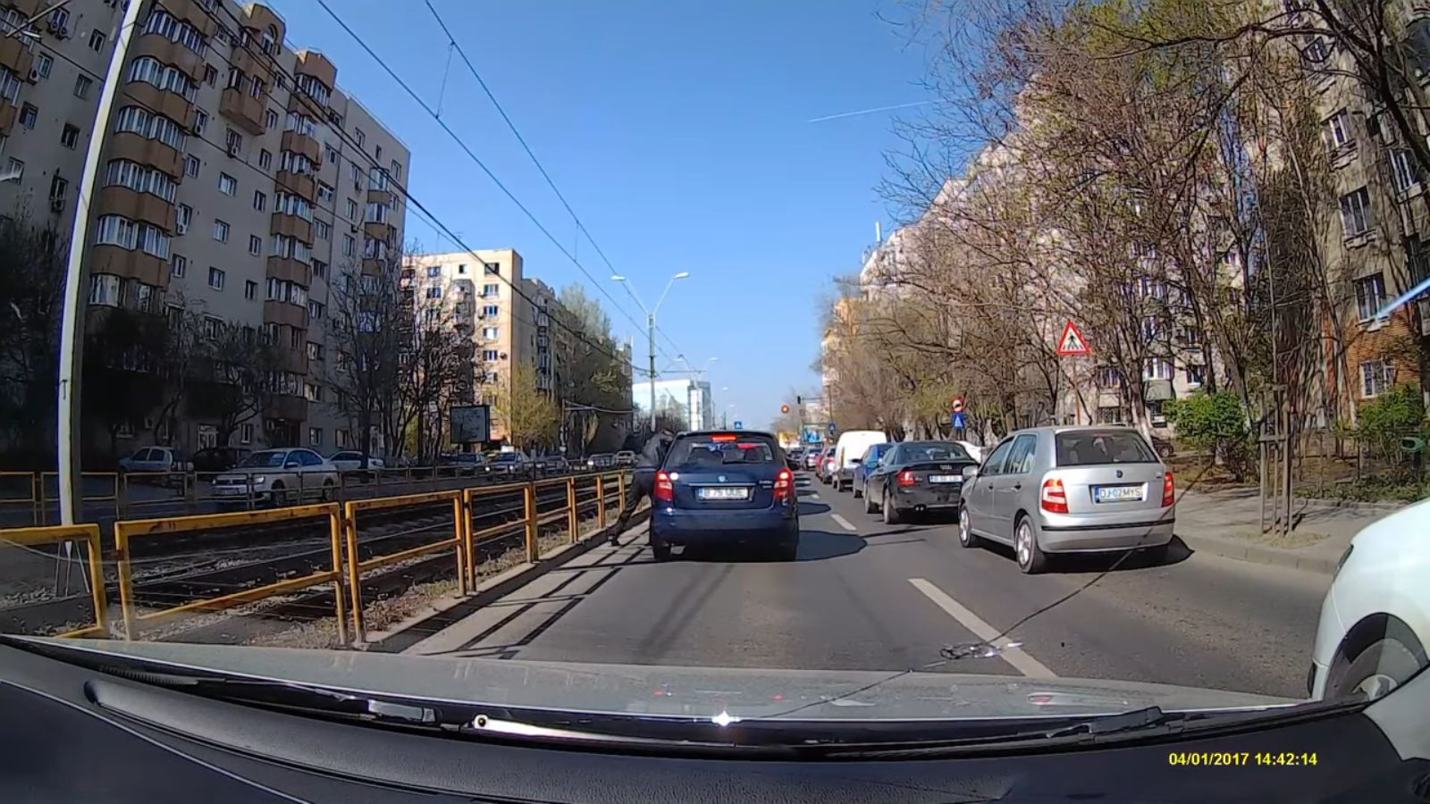 Sofer din Bucuresti, luat la pumni de un altul. Compania de care apartine una dintre masini a inceput o ancheta. VIDEO