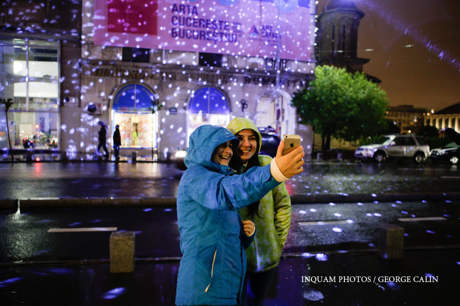 Festival al Luminii, in centrul Capitalei. Piata Revolutiei a devenit o pasune, pe Dambovita sunt rate multicolore