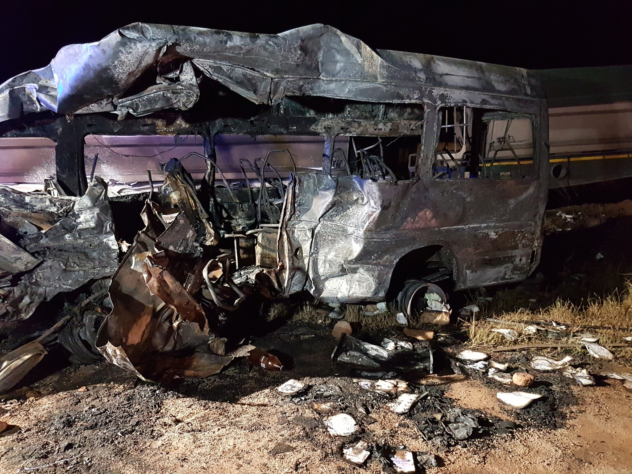 19 elevi au murit in Africa de Sud, dupa ce microbuzul care ii transporta s-a ciocnit cu un camion. Masina a luat foc apoi