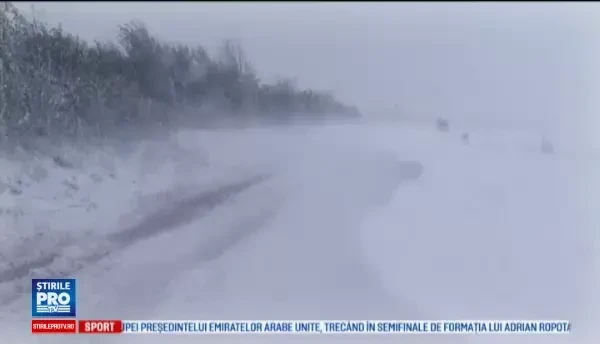 Masini blocate in nameti, copaci cazuti si localitati fara curent, dupa 2 zile de ninsori. Drumurile nationale inchise