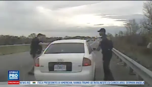 Arestare violenta in SUA. Doi politisti, filmati cand au scos cu forta un sofer care conducea haotic pe autostrada