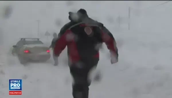 Operatiuni dramatice de salvare in tara dupa ninsorile din ultimele doua zile. La Iasi o gravida a nascut in masina ISU