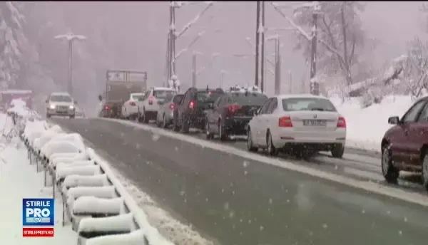 Imagini cu aglomeratia uriasa din Gara Nord. Lista drumurilor inchise si a zborurilor anulate din cauza viscolului