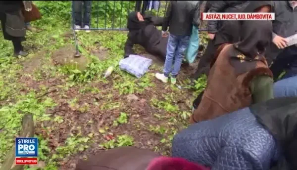 Slujba de Izvorul Tamaduirii, prilej pentru pelerini de a-si arunca vorbe de bine. Fir-ar a dracu, m-a impins nenorocita