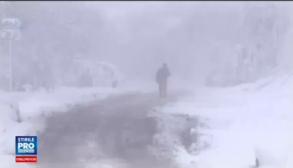 Operatiuni dramatice de salvare dupa ninsori. O gravida a nascut in masina ISU, iar pentru alta a intervenit un elicopter