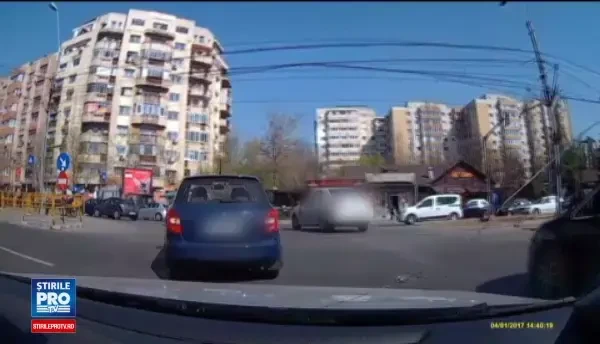 Sofer din Bucuresti, luat la pumni de un altul. Compania de care apartine una dintre masini a inceput o ancheta. VIDEO
