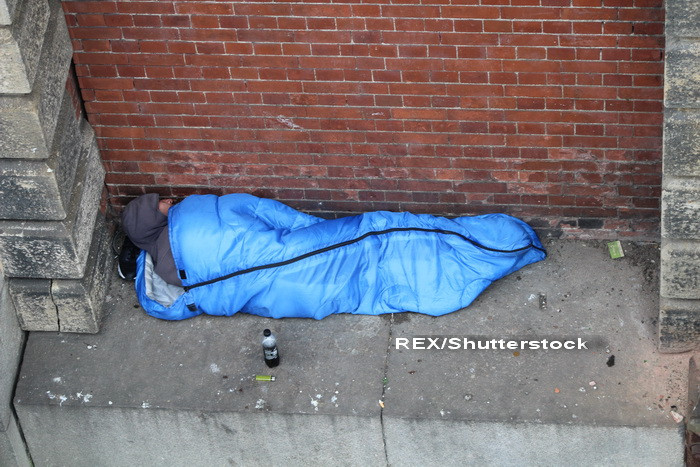 Om al străzii rănit grav, după ce a ajuns într-o mașină de gunoi