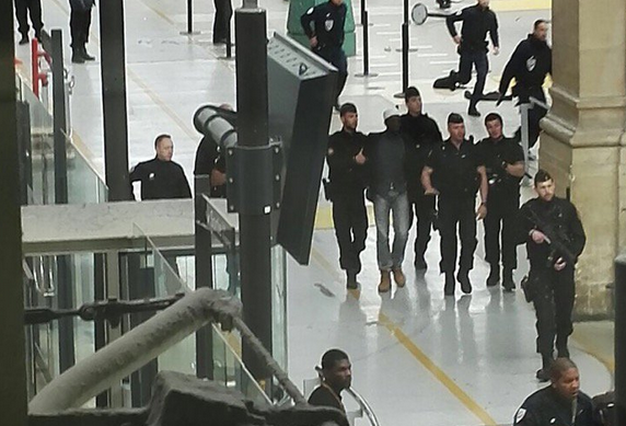 Autoritatile franceze au arestat un barbat, dupa ce i-a amenintat pe jandarmi cu un cutit in Gara de Nord din Paris. VIDEO