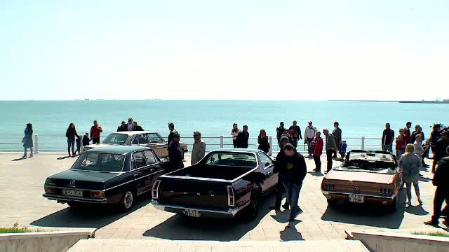 Ziua in care Cadillac-ul a concurat pe picior de egalitate cu o batrana Dacie. Parada masinilor retro, organizata in Romania