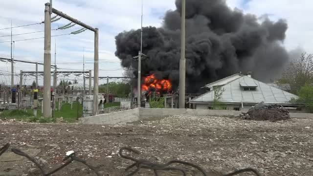 Pompierii din Botosani, in alerta. Mai multe transformatoare de energie electrica au luat foc in acelasi timp in tot orasul