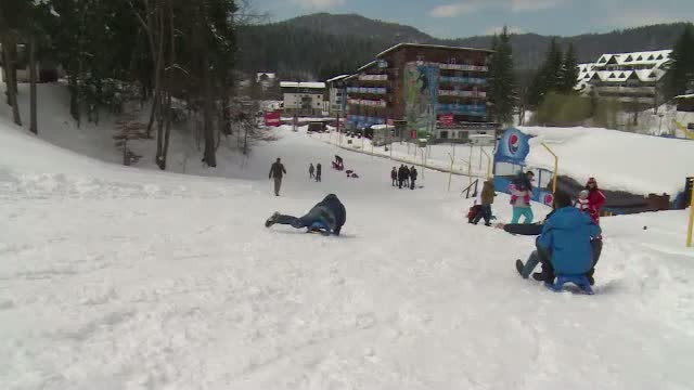 Surpriza pentru turistii aflati pe Valea Prahovei. Zapada din belsug a fost perfecta pentru pasionatii de schiuri sau placa
