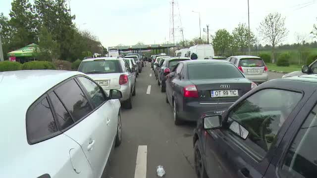Ninsorile au bulversat traficul in Vama Albita. Zeci de masini asteapta, dupa ce sistemul de prelucrare a datelor a cedat