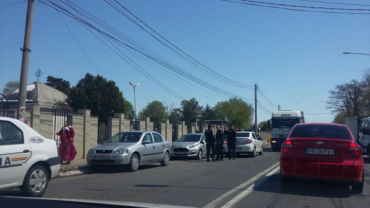 150 de romi din Focsani, implicati intr-un conflict intre doua grupuri care au intins mese si au facut gratare in cimitir