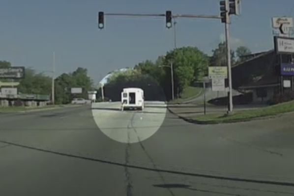 O fetita de 4 ani a cazut dintr-un autobuz aflat in mers, care o ducea la gradinita. Ce a facut soferul care circula in spate