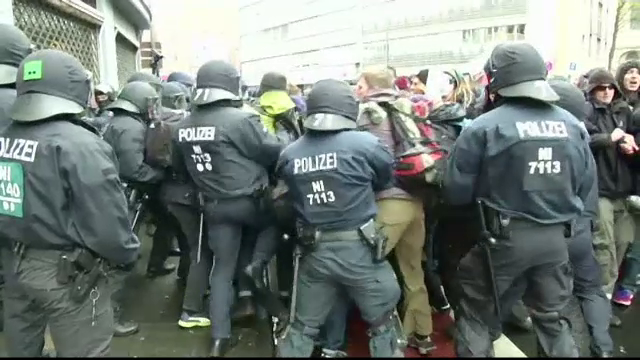 Proteste violente fata de partidul antimigratie, la Koln. Doi politisti au fost raniti in confruntari