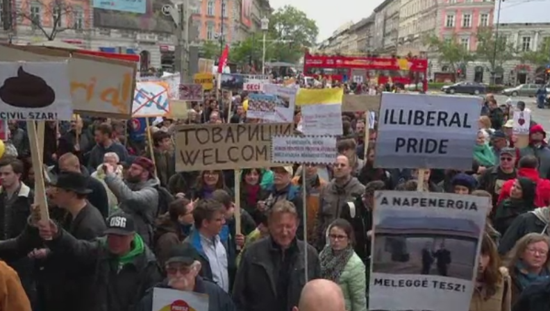 Mars cu 5.000 de persoane pe strazile Budapestei. Ungurii au folosit pancarte ironice fata de politicile lui Orban