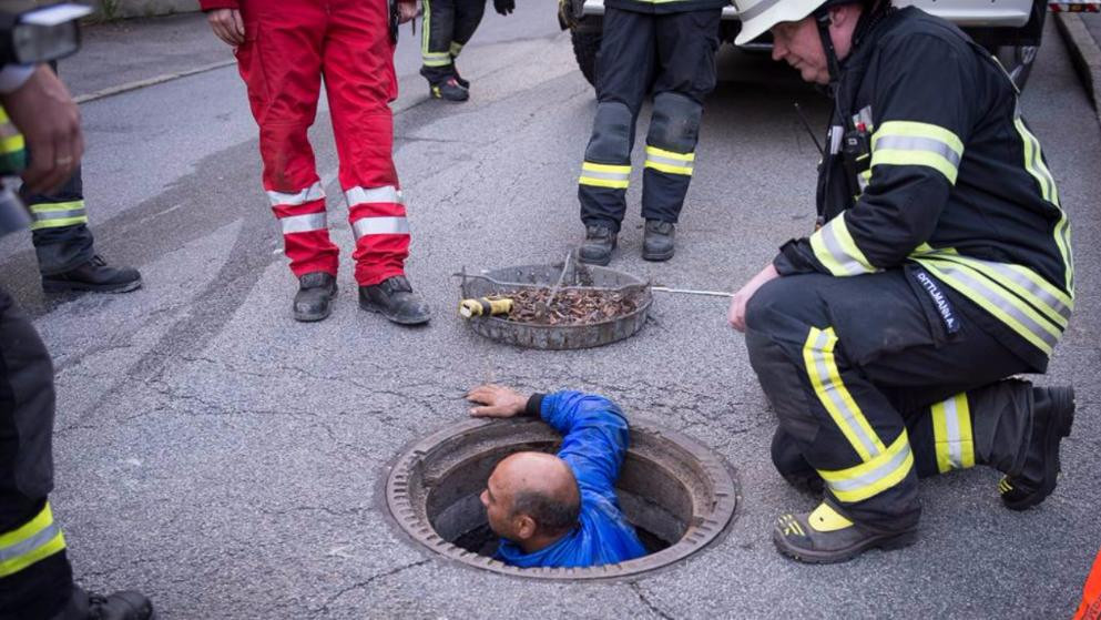 Un roman a furat o geanta si s-a ascuns intr-o canalizare in Germania. Cum l-au scos politistii de acolo dupa cateva ore