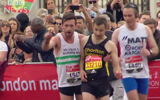 Imagini emotionante la maratonul de la Londra. Un concurent l-a ajutat pe un adversar epuizat sa treaca linia de sosire