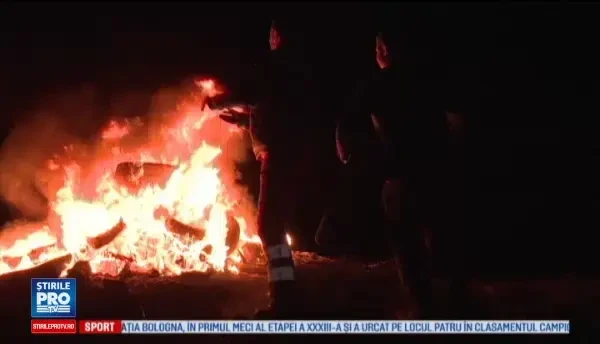 Au stat in jurul focului pe dealuri, la povesti. Traditia de sute de ani din Bistrita in ajunul de Sfantul Gheorghe