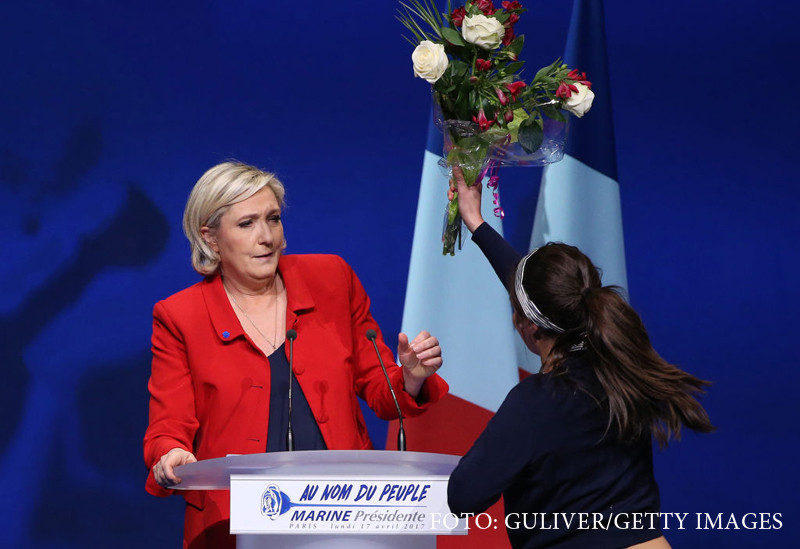 Candidata extremista Marine Le Pen, atacata cu oua in campanie. Care prezidentiabili au mai primit alimente in cap. VIDEO