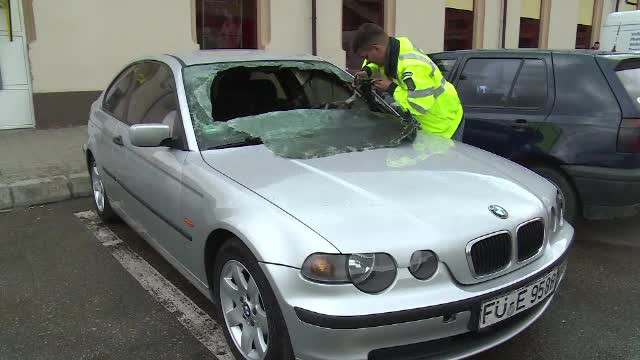 Interiorul unei masini parcate pe o strada din Targoviste a luat foc. Proprietarul este plecat in Germania
