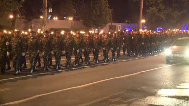 Ziua Fortelor Terestre Romane s-a incheiat cu o defilare cu torte. "E al treilea an cand vin cu nepotelul"