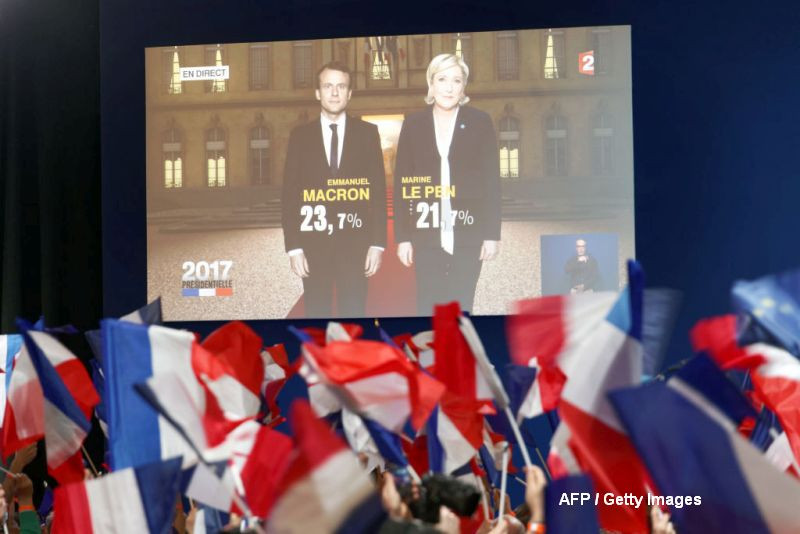 Alegeri prezidentiale Franta, portretele lui Emmanuel Macron si Marine Le Pen. "Sunt un razboinic" vs. "Candidata poporului"