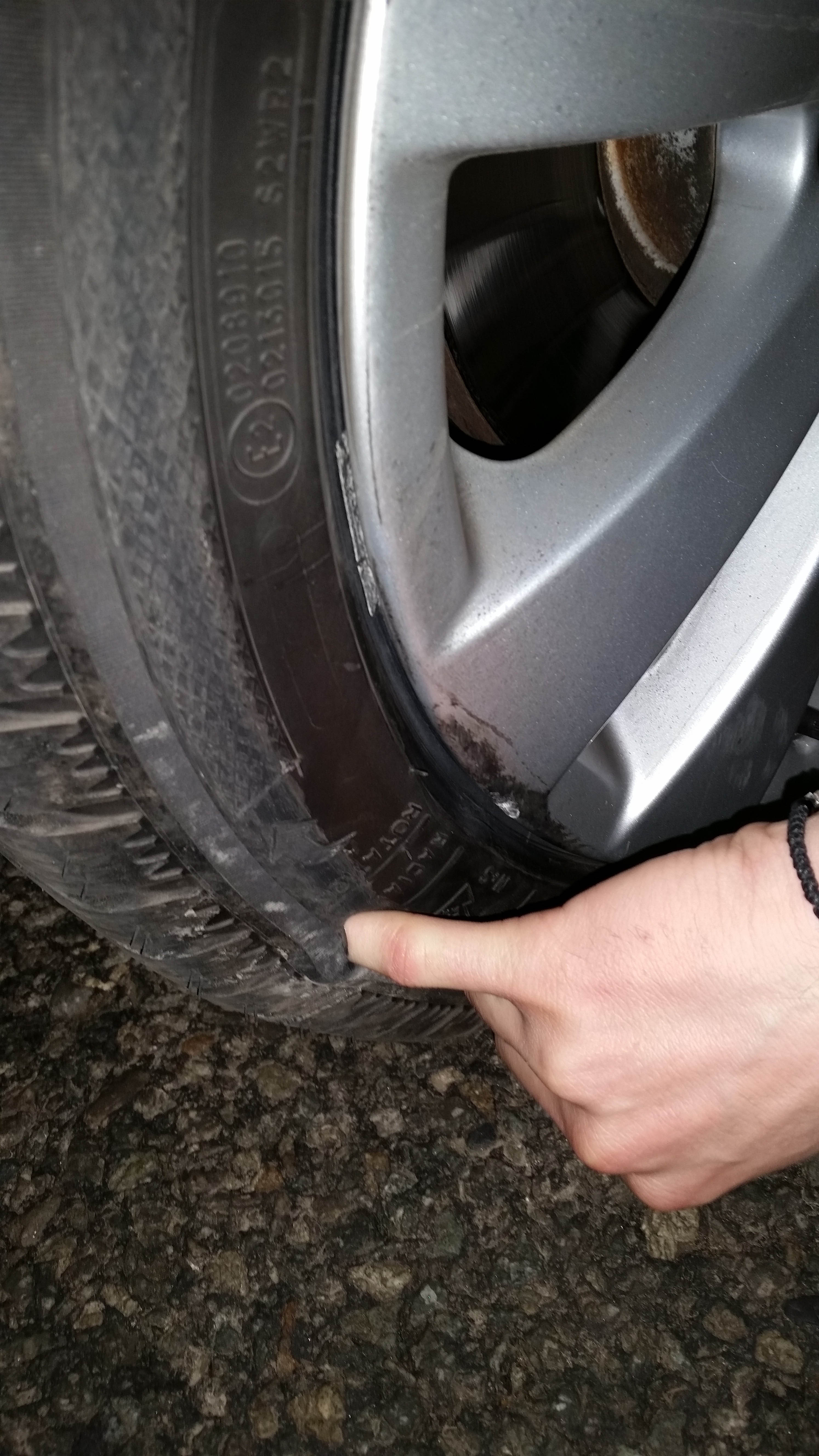 A intrat cu masina intr-o groapa uriasa si sustine ca autoritatile nu vor sa-l despagubeasca. Ce pagube a suferit. FOTO