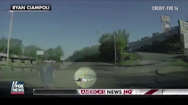 Momentul in care usa unui microbuz scolar se deschide si o eleva cade pe carosabil. Ce s-a intamplat cu fetita. VIDEO