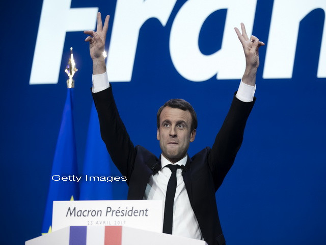 Elevul Macron filmat sarutandu-si profesoara, care i-a devenit ulterior sotie. Portretul posibilei viitoare prime doamne