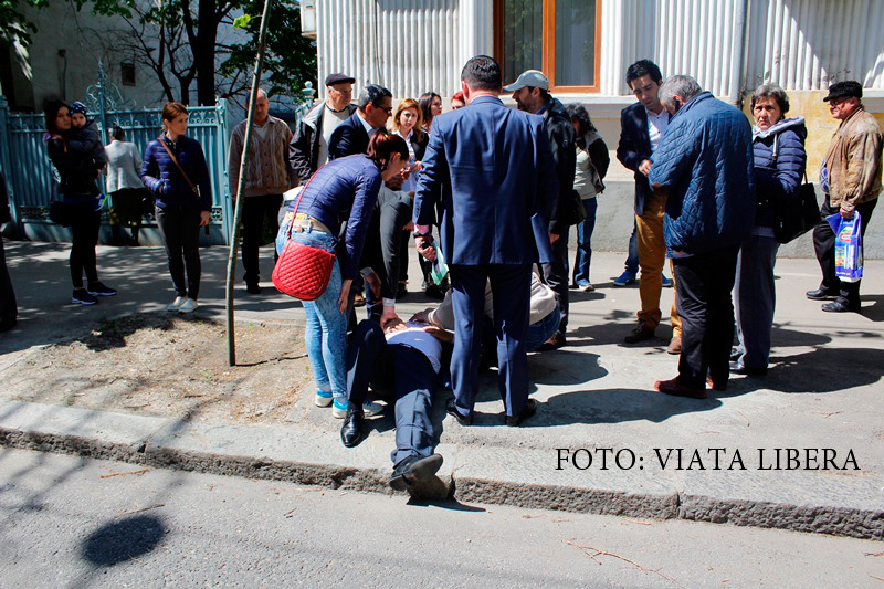 Consilier judetean din Galati, lovit de troleibuz in timp ce mergea la sedinta CJ. Barbatul ar fi traversat pe rosu