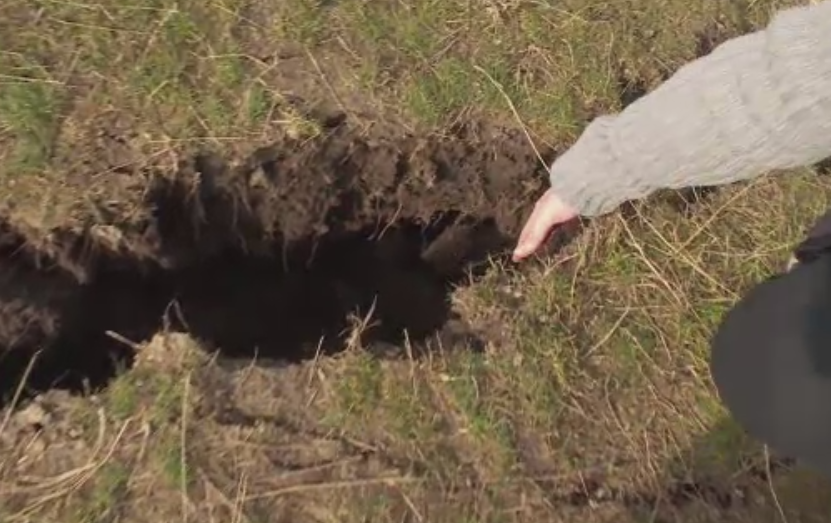 Alunecarile de teren din Izvoarele, reactivate de precipitatiile abundente din ultimele zile. Mai multe cladiri, in pericol