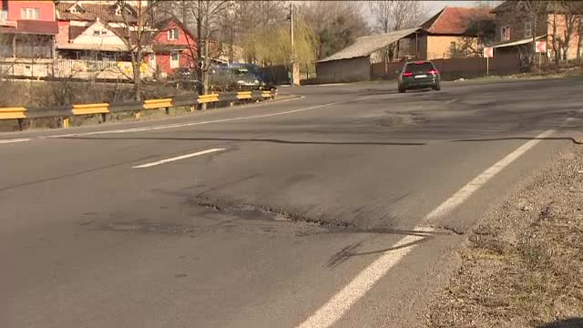Nepasarea autoritatilor care ne obliga sa circulam pe sosele pline de gropi a fost taxata de politie. Ce amenda a luat CNAIR